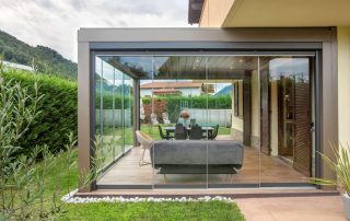 Pergola bioclimatica con serramenti in vetro